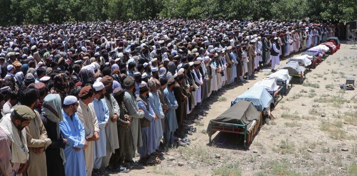 Familiares y dolientes afganos ofrecen oraciones fúnebres por las víctimas de un ataque aéreo pakistaní en una aldea del distrito de Tsamkani, en la provincia afgana de Paktia. Los ataques aéreos pakistaníes causaron la muerte de decenas de personas en el este de Afganistán. Islamabad afirmó que el ataque tuvo como objetivo a militantes, pero el gobierno afgano informó de víctimas civiles.