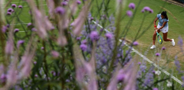 La británica Emma Raducanu pelotea con su compañera de entrenamiento en las pistas de práctica del All England Lawn Tennis and Croquet Club en Wimbledon, al suroeste de Londres, antes del Campeonato de Wimbledon de 2026.