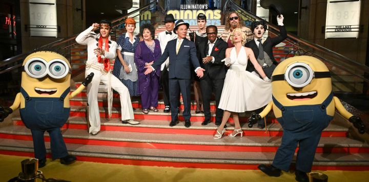 Personas disfrazadas de diferentes personajes asisten al estreno de "Minions & Monsters" en el Dolby Theatre de Hollywood, California.