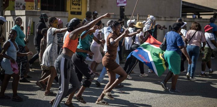 Simpatizantes del movimiento Marcha y Marcha participan en una manifestación contra la presencia de inmigrantes indocumentados en Sudáfrica, en Verulam. Miles de malauines esperaban la autorización para entrar al país en campamentos improvisados en Sudáfrica, mientras aumentaba la tensión ante el ultiátum no oficial para que los inmigrantes indocumentados abandonaran el país. Grupos ciudadanos se han sumado a la convocatoria no autorizada tras semanas de protestas, ataques a comercios y amenazas contra inmigrantes ilegales, en las que han muerto dos mozambiqueños y un makauí.