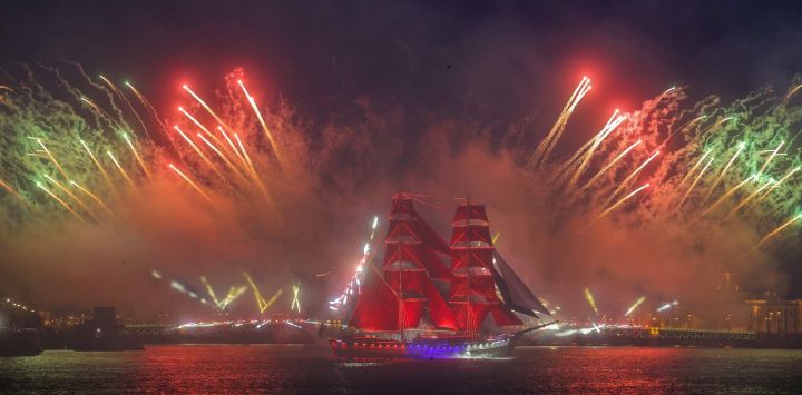 Un barco navega por el río Nevá mientras los fuegos artificiales iluminan el cielo durante el festival de las Velas Escarlata, en San Petersburgo, Rusia. La ciudad rusa de San Petersburgo celebró su festival anual de las Velas Escarlata, una gran celebración que conmemora la graduación de los estudiantes de secundaria.