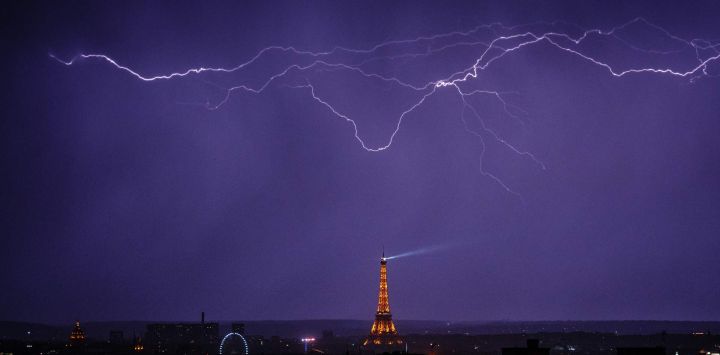 Un rayo cae sobre la Torre Eiffel durante una tormenta eléctrica en París, Francia.