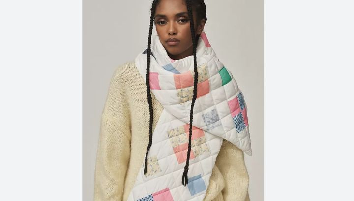 Bufanda acolchada: el accesorio que te ayuda a levantar los outfits de inverno