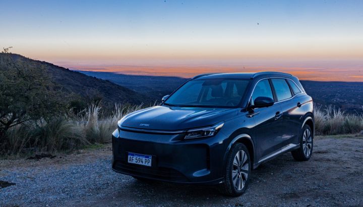 DFSK E5 Plus: llega a Argentina el SUV híbrido enchufable de 7 plazas con hasta 1.150 km de autonomía