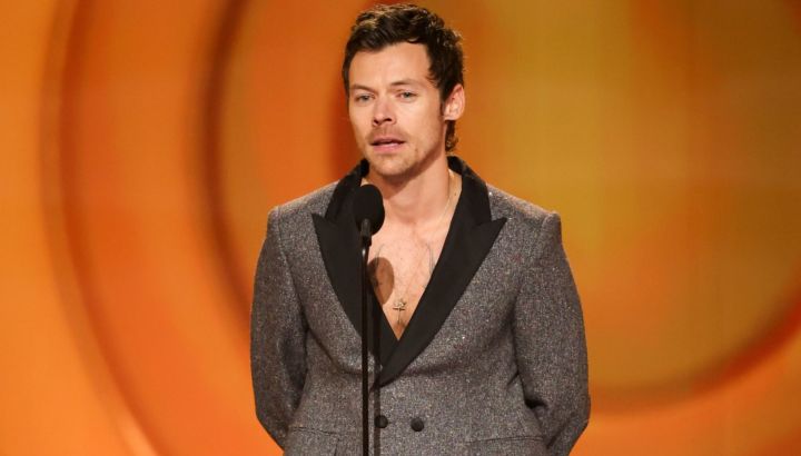Harry Styles preocupó al desplomarse en el escenario en medio de su show: ¿Qué le pasó?