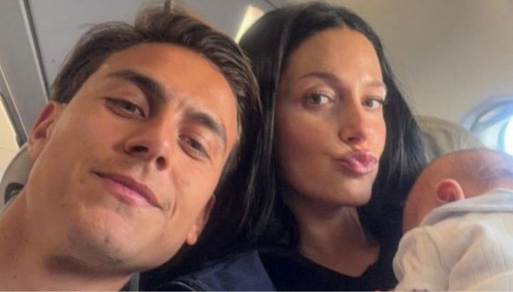 Así es el cuarto de Gia, la hija de Paulo Dybala y Oriana Sabatini en Buenos Aires: cuna de madera, canopy y paredes de diseño con nubes