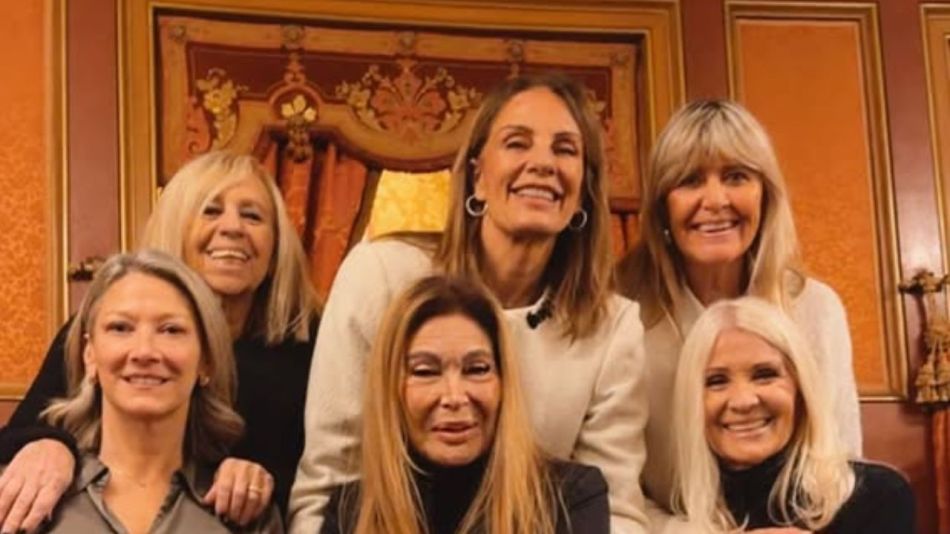 Nequi Galotti junto a sus amigas en el teatro Colón
