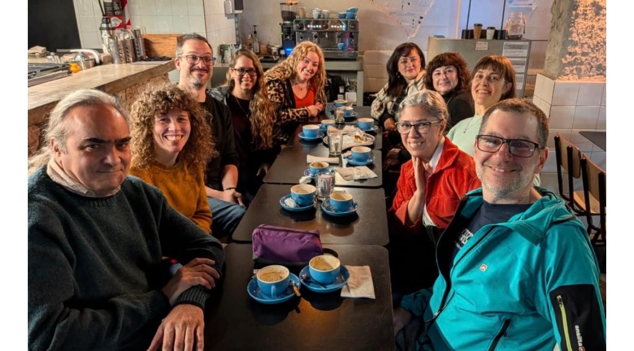Café con Desconocidos: la propuesta que desafía las pantallas para crear conexiones reales cara a cara