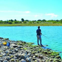 Los pescadores deportivos siguen de cerca el tratamiento del proyecto, con la expectativa de que, después de varios años de restricciones, el Dique Paso de las Piedras pueda ampliar sus espacios habilitados y convertirse en un destino con más zonas de pesca. 