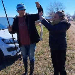 La gran alegría del día fue para Juan Cruz Abaca, quien logró capturar el pejerrey de mayor tamaño del certamen. La pieza superó los 34 cm y registró un peso cercano a los 250 g, una captura que le permitió quedarse con el premio mayor: un bote.