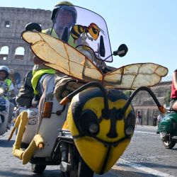 Aficionados a la Vespa de todo el mundo participan en el desfile de los Vespa World Days, que conmemora el 80 aniversario de la emblemática marca italiana de scooters, en Roma. | Foto:ALBERTO PIZZOLI / AFP