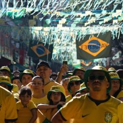 Aficionados brasileños observan la transmisión en vivo del partido de fútbol de la Copa Mundial de la FIFA 2026 entre Brasil y Japón en la favela Rocinha, Río de Janeiro, Brasil. | Foto:TERCIO TEIXEIRA / AFP