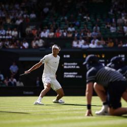 El alemán Alexander Zverev devuelve la pelota ante el belga Alexander Blockx durante su partido de primera ronda individual masculino de tenis en el segundo día del Campeonato de Wimbledon 2026 en el All England Lawn Tennis and Croquet Club en Wimbledon, al suroeste de Londres. | Foto:HENRY NICHOLLS / AFP