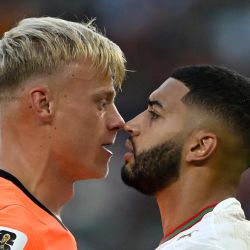 El defensor neerlandés Jan Paul Van Hecke y el centrocampista marroquí Ismael Saibari, chocan durante el partido de dieciseisavos de final del Mundial de 2026 entre Países Bajos y Marruecos, disputado en el Estadio Monterrey de Guadalupe. | Foto:ALFREDO ESTRELLA / AFP
