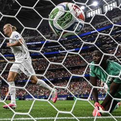 El delantero noruego Erling Braut Haaland reacciona tras marcar el segundo gol de su equipo ante el arquero marfileño Yahia Fofana, durante el partido de dieciseisavos de final del Mundial de 2026 entre Costa de Marfil y Noruega, disputado en el estadio Dallas de Arlington. | Foto:Paul Ellis / AFP