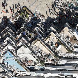 Esta vista aérea muestra un edificio de varios pisos derrumbado y escombros a su alrededor cerca de una carretera costera tras los dos terremotos que sacudieron Caraballeda, estado de La Guaira, Venezuela. Las esperanzas de encontrar sobrevivientes se desvanecían más de seis días después de que los potentes terremotos azotaran Venezuela, mientras los residentes se mostraban cada vez más frustrados con la respuesta del gobierno ante el desastre, que hasta el momento ha causado la muerte de más de 1700 personas y ha dejado a decenas de miles desaparecidas. | Foto:Yorman Maldonado / AFP