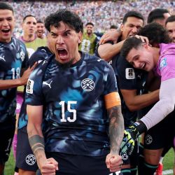 Gustavo Gómez de Paraguay celebra con sus compañeros después de que José Canale anotara el penal decisivo en la tanda de penales durante el partido de dieciseisavos de final de la Copa Mundial de la FIFA 2026 entre Alemania y Paraguay en el Boston Stadium en Foxborough, Massachusetts. | Foto:Alexander Hassenstein/Getty Images/AFP