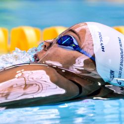La francesa Mary-Ambre Moluh compite en la final de los 50 metros espalda durante el campeonato nacional de natación de Francia en Saint-Étienne, en el centro de Francia. | Foto:OLIVIER CHASSIGNOLE / AFP