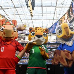 Las mascotas de la Copa Mundial de la FIFA 2026 posan para fotografías previas a un partido de la Copa Mundial de la FIFA 2026, celebrado en el Estadio Los Ángeles, en Los Ángeles, Estados Unidos. | Foto:Xinhua/Bai Xuefei