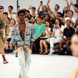Modelos presentan las creaciones de Dries Van Noten en el desfile de la colección masculina Primavera/Verano 2027, en el marco de la Semana de la Moda de París. | Foto:Simon Wohlfahrt / AFP