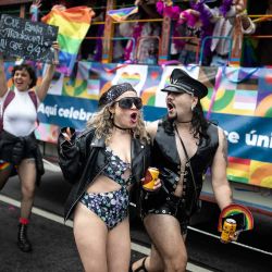 Personas marchan durante un desfile del Orgullo en Bogotá, Colombia. | Foto:ESTEBAN VEGA LA-ROTTA / AFP