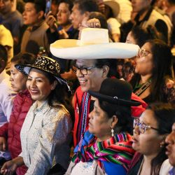 Roberto Sánchez, candidato presidencial del partido Juntos por el Perú, camina flanqueado por su primera candidata a la vicepresidencia, Anali Márquez (izquierda), y su segunda candidata a la vicepresidencia, Brígida Curo, durante una marcha de protesta en Lima. Sánchez encabezó una marcha que exigía transparencia en el recuento de votos de la segunda vuelta, cuando se encontraba ligeramente por detrás de la candidata de derecha Keiko Fujimori. | Foto:CONNIE FRANCE / AFP