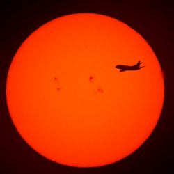 Un avión sobrevuela Buenos Aires al amanecer. | Foto:LUIS ROBAYO / AFP