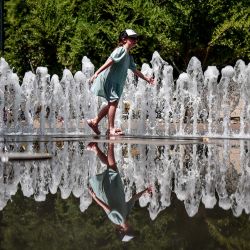 Una niña juega en una fuente en medio de una ola de calor, en Budapest, Hungría. Hungría permanece bajo alerta de tercer grado por calor, el nivel más alto del país, con temperaturas que se prevé alcanzarán entre 35 y 40 grados Celsius en gran parte del territorio en los próximos días. | Foto:Xinhua/David Balogh
