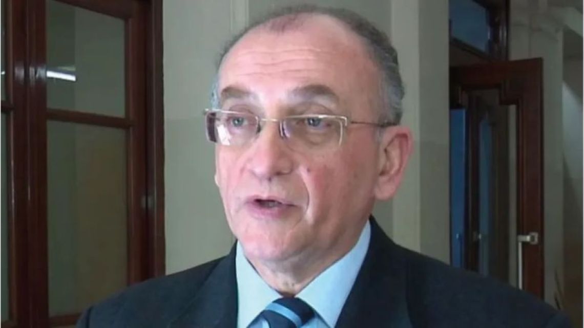 Dos fallos sobre faltantes de drogas en Cruz del Eje: mientras confirman condena a policía, dictan falta de mérito al fiscal