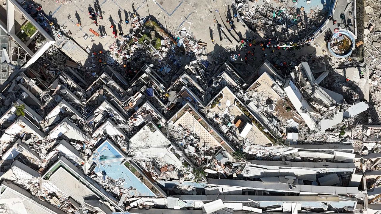 Esta vista aérea muestra un edificio de varios pisos derrumbado y escombros a su alrededor cerca de una carretera costera tras los dos terremotos que sacudieron Caraballeda, estado de La Guaira, Venezuela. Las esperanzas de encontrar sobrevivientes se desvanecían más de seis días después de que los potentes terremotos azotaran Venezuela, mientras los residentes se mostraban cada vez más frustrados con la respuesta del gobierno ante el desastre, que hasta el momento ha causado la muerte de más de 1700 personas y ha dejado a decenas de miles desaparecidas. | Foto:Yorman Maldonado / AFP