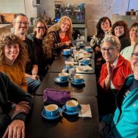 Café con Desconocidos: la propuesta que desafía las pantallas para crear conexiones reales cara a cara