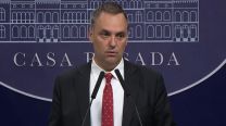 Piden que renuncien los más de 200 funcionarios que nombró Adorni