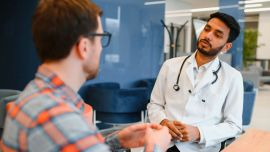 Médico cordobés ideó un sistema de historia clínica con IA para que el profesional no pierda la mirada del paciente