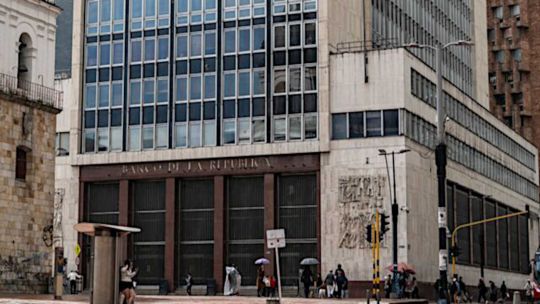 El banco central de Colombia vuelve a subir las tasas tras el giro político y judicial