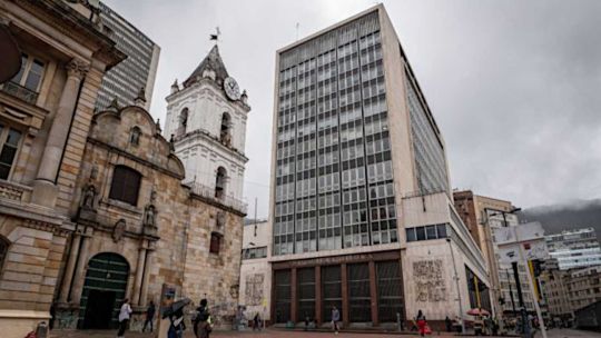 El peso colombiano se hunde 2,2% tras la sorpresiva decisión del Banco Central