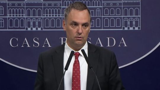 Piden que renuncien los más de 200 funcionarios que nombró Adorni