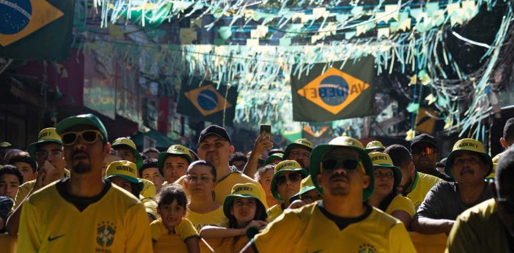 Aficionados brasileños observan la transmisión en vivo del partido de fútbol de la Copa Mundial de la FIFA 2026 entre Brasil y Japón en la favela Rocinha, Río de Janeiro, Brasil.