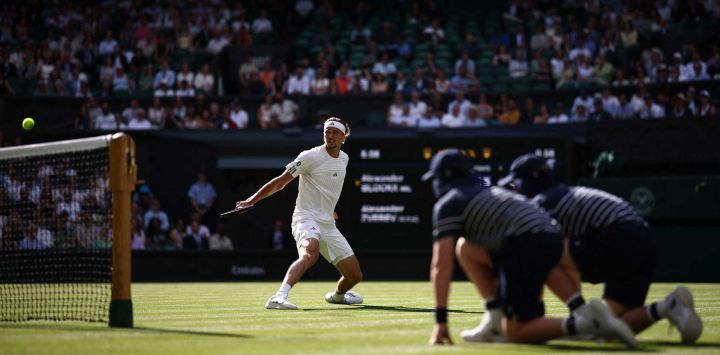 El alemán Alexander Zverev devuelve la pelota ante el belga Alexander Blockx durante su partido de primera ronda individual masculino de tenis en el segundo día del Campeonato de Wimbledon 2026 en el All England Lawn Tennis and Croquet Club en Wimbledon, al suroeste de Londres.
