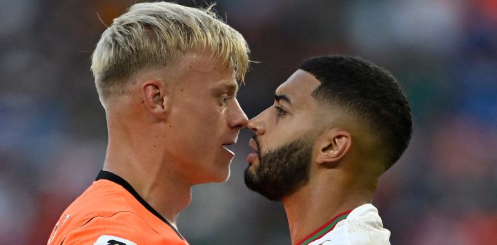 El defensor neerlandés Jan Paul Van Hecke y el centrocampista marroquí Ismael Saibari, chocan durante el partido de dieciseisavos de final del Mundial de 2026 entre Países Bajos y Marruecos, disputado en el Estadio Monterrey de Guadalupe.