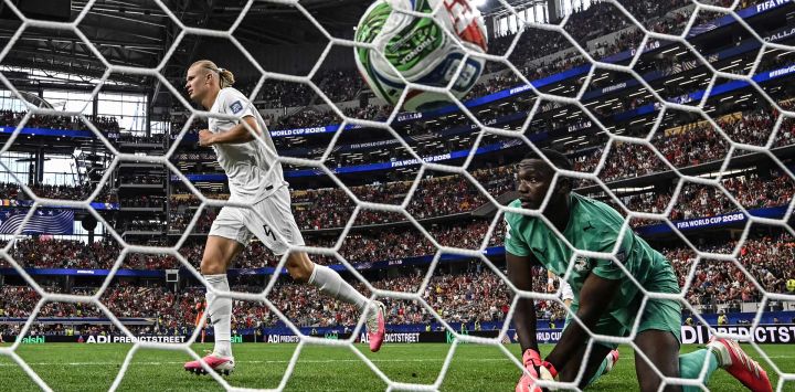 El delantero noruego Erling Braut Haaland reacciona tras marcar el segundo gol de su equipo ante el arquero marfileño Yahia Fofana, durante el partido de dieciseisavos de final del Mundial de 2026 entre Costa de Marfil y Noruega, disputado en el estadio Dallas de Arlington.