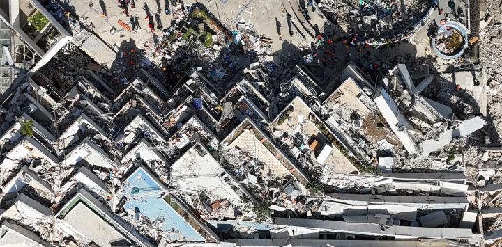 Esta vista aérea muestra un edificio de varios pisos derrumbado y escombros a su alrededor cerca de una carretera costera tras los dos terremotos que sacudieron Caraballeda, estado de La Guaira, Venezuela. Las esperanzas de encontrar sobrevivientes se desvanecían más de seis días después de que los potentes terremotos azotaran Venezuela, mientras los residentes se mostraban cada vez más frustrados con la respuesta del gobierno ante el desastre, que hasta el momento ha causado la muerte de más de 1700 personas y ha dejado a decenas de miles desaparecidas.