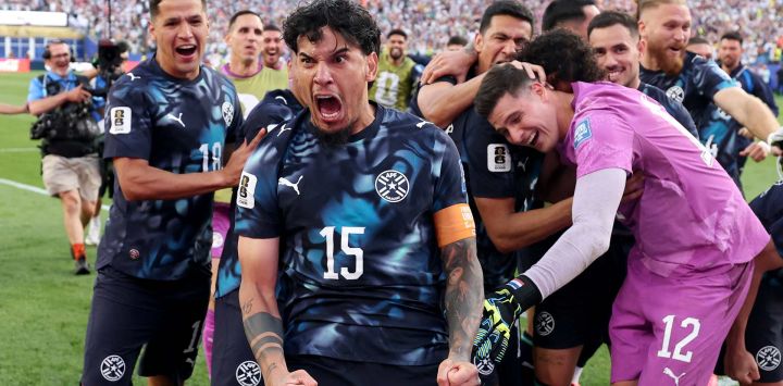 Gustavo Gómez de Paraguay celebra con sus compañeros después de que José Canale anotara el penal decisivo en la tanda de penales durante el partido de dieciseisavos de final de la Copa Mundial de la FIFA 2026 entre Alemania y Paraguay en el Boston Stadium en Foxborough, Massachusetts.