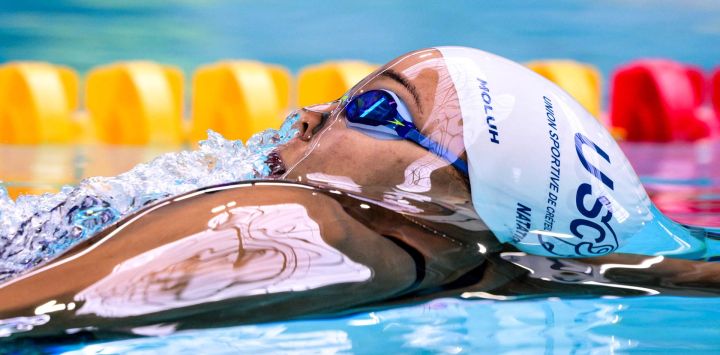 La francesa Mary-Ambre Moluh compite en la final de los 50 metros espalda durante el campeonato nacional de natación de Francia en Saint-Étienne, en el centro de Francia.