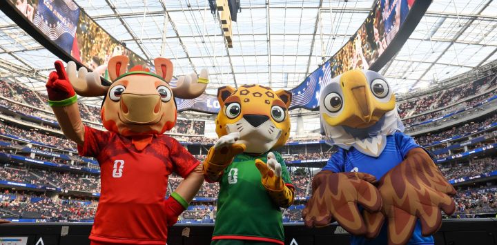 Las mascotas de la Copa Mundial de la FIFA 2026 posan para fotografías previas a un partido de la Copa Mundial de la FIFA 2026, celebrado en el Estadio Los Ángeles, en Los Ángeles, Estados Unidos.