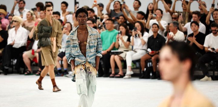 Modelos presentan las creaciones de Dries Van Noten en el desfile de la colección masculina Primavera/Verano 2027, en el marco de la Semana de la Moda de París.