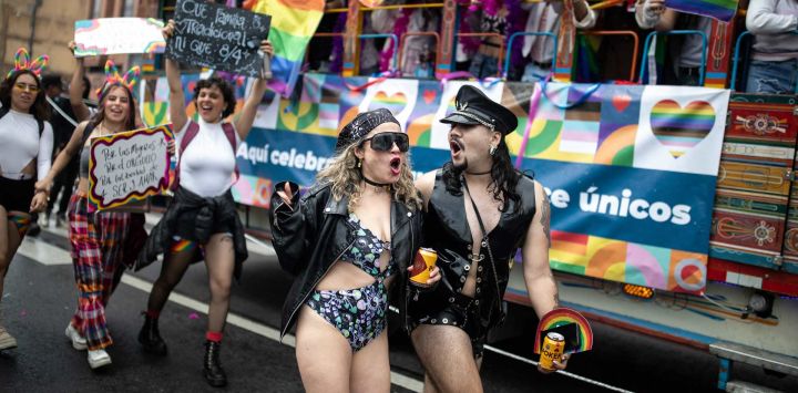 Personas marchan durante un desfile del Orgullo en Bogotá, Colombia.