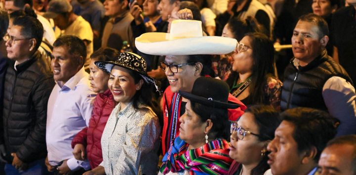 Roberto Sánchez, candidato presidencial del partido Juntos por el Perú, camina flanqueado por su primera candidata a la vicepresidencia, Anali Márquez (izquierda), y su segunda candidata a la vicepresidencia, Brígida Curo, durante una marcha de protesta en Lima. Sánchez encabezó una marcha que exigía transparencia en el recuento de votos de la segunda vuelta, cuando se encontraba ligeramente por detrás de la candidata de derecha Keiko Fujimori.