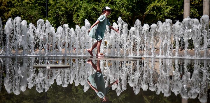 Una niña juega en una fuente en medio de una ola de calor, en Budapest, Hungría. Hungría permanece bajo alerta de tercer grado por calor, el nivel más alto del país, con temperaturas que se prevé alcanzarán entre 35 y 40 grados Celsius en gran parte del territorio en los próximos días.