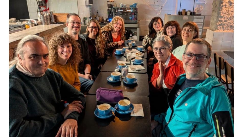 Café con Desconocidos: la propuesta que desafía las pantallas para crear conexiones reales cara a cara