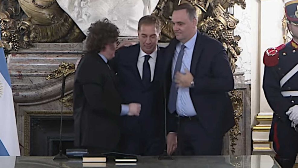 El Presidente Javier Milei toma juramento al nuevo Jefe de Gabinete, Diego Santilli 30062026